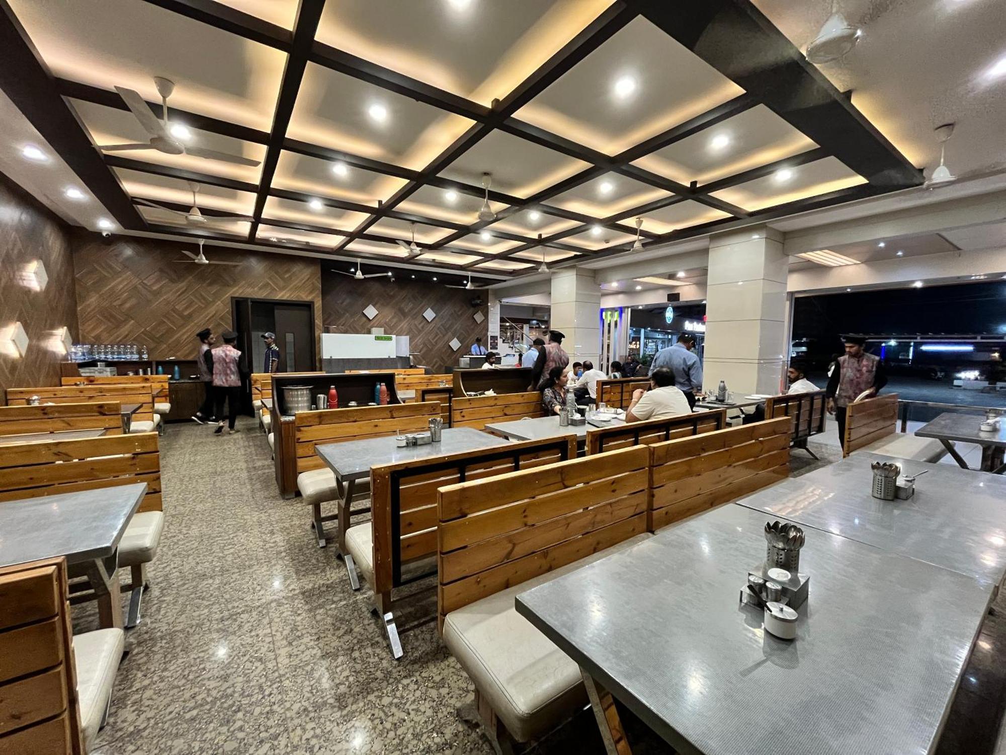 Hotel Grand Darshan فَدودارا المظهر الخارجي الصورة
