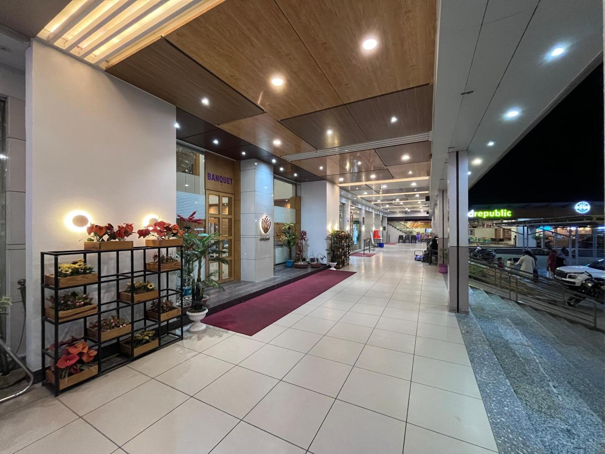 Hotel Grand Darshan فَدودارا المظهر الخارجي الصورة