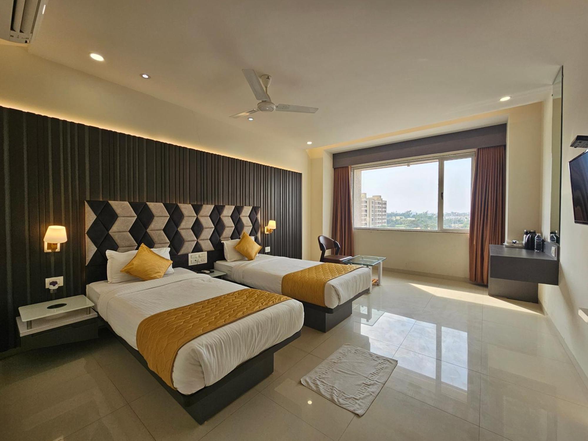 Hotel Grand Darshan فَدودارا المظهر الخارجي الصورة
