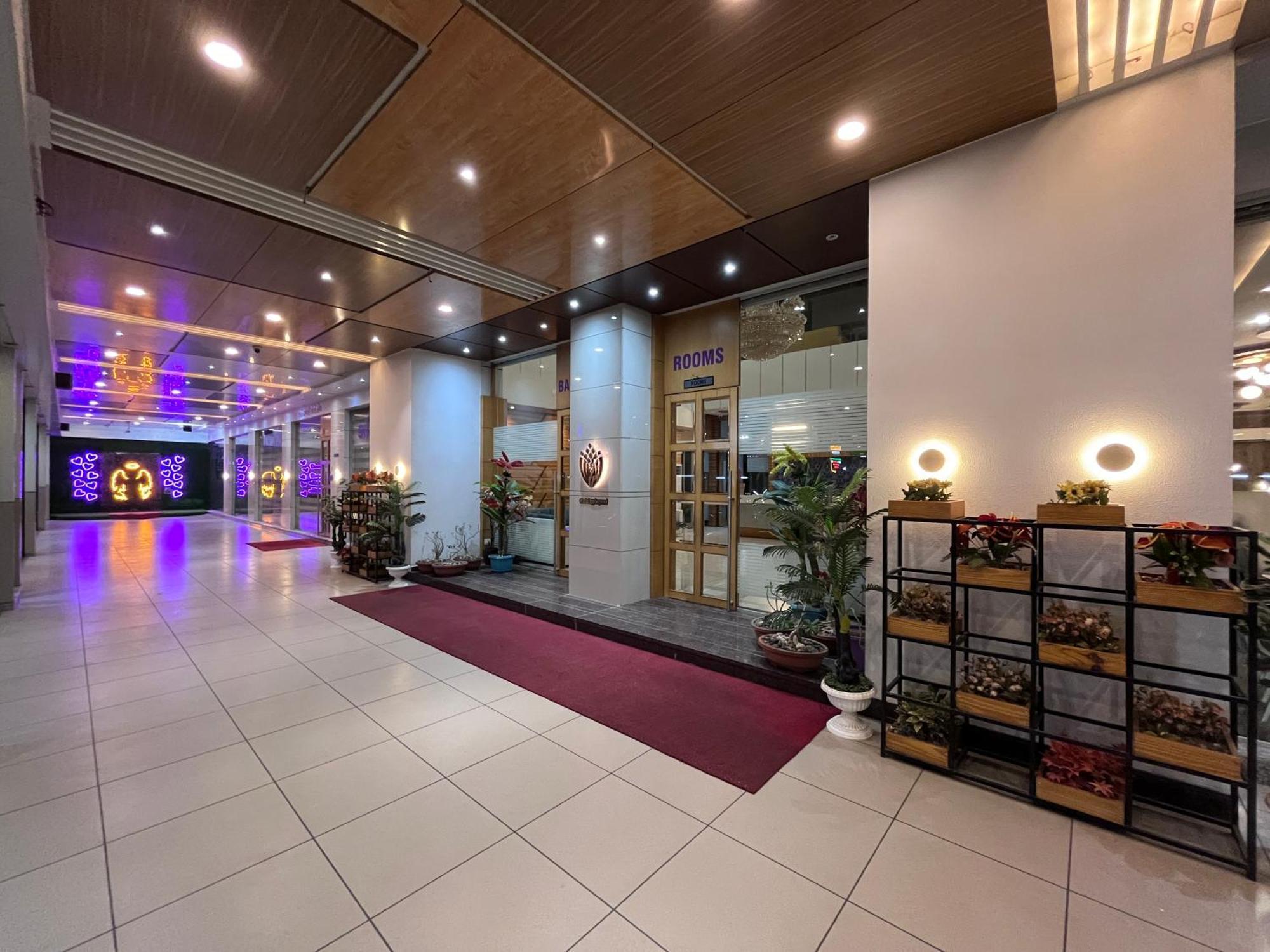 Hotel Grand Darshan فَدودارا المظهر الخارجي الصورة