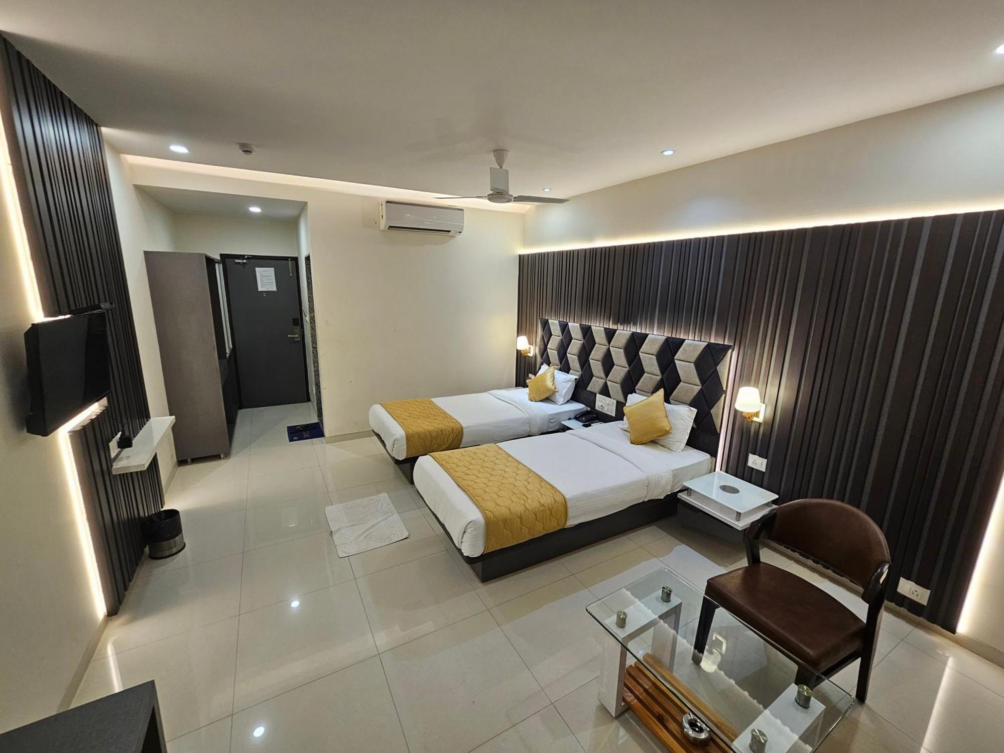 Hotel Grand Darshan فَدودارا المظهر الخارجي الصورة
