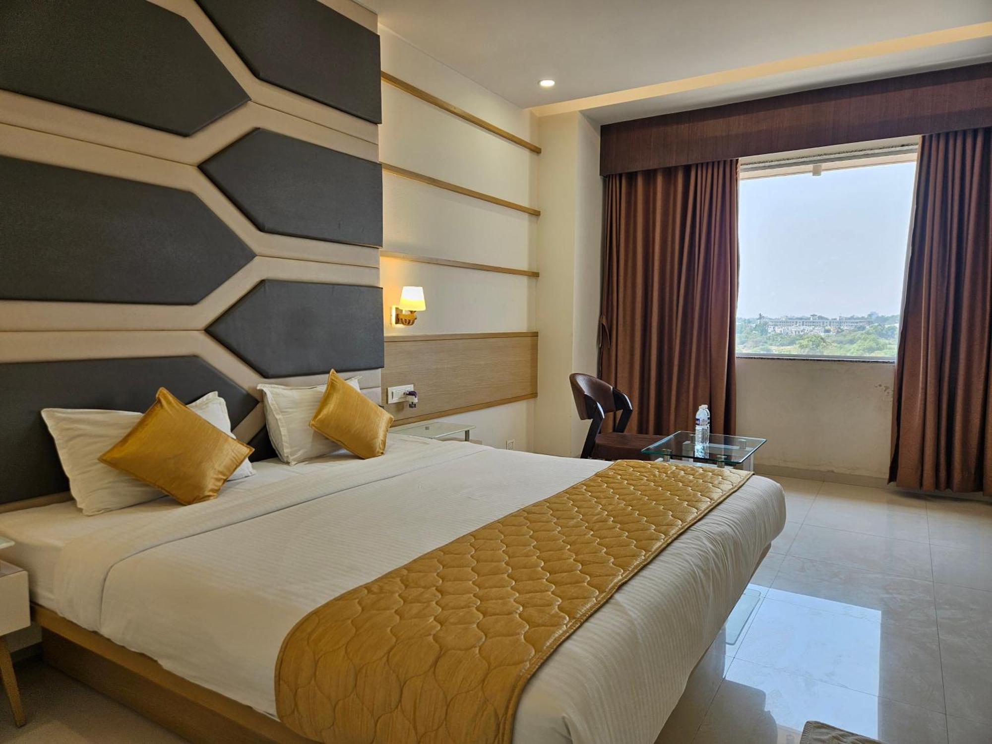 Hotel Grand Darshan فَدودارا المظهر الخارجي الصورة