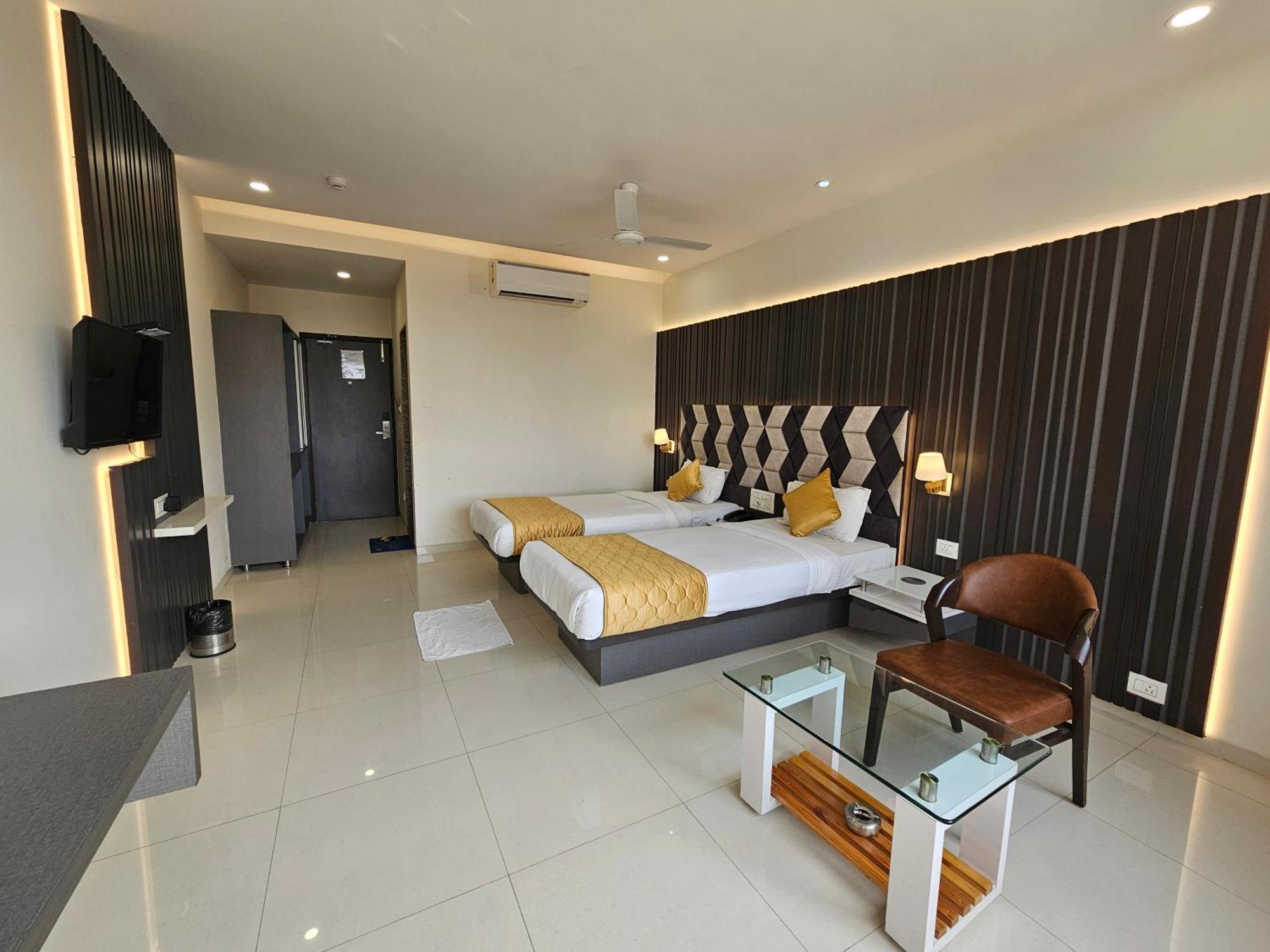 Hotel Grand Darshan فَدودارا المظهر الخارجي الصورة