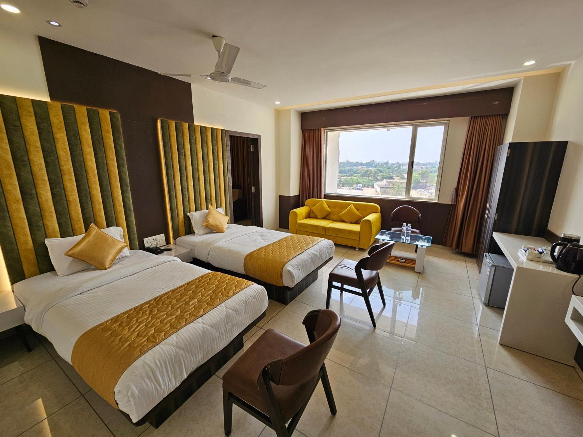 Hotel Grand Darshan فَدودارا المظهر الخارجي الصورة