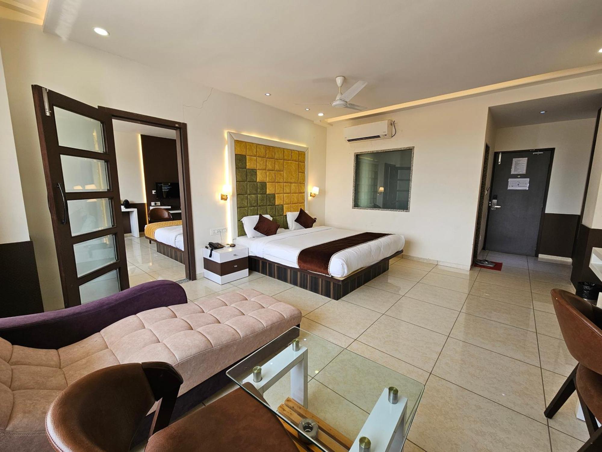 Hotel Grand Darshan فَدودارا المظهر الخارجي الصورة