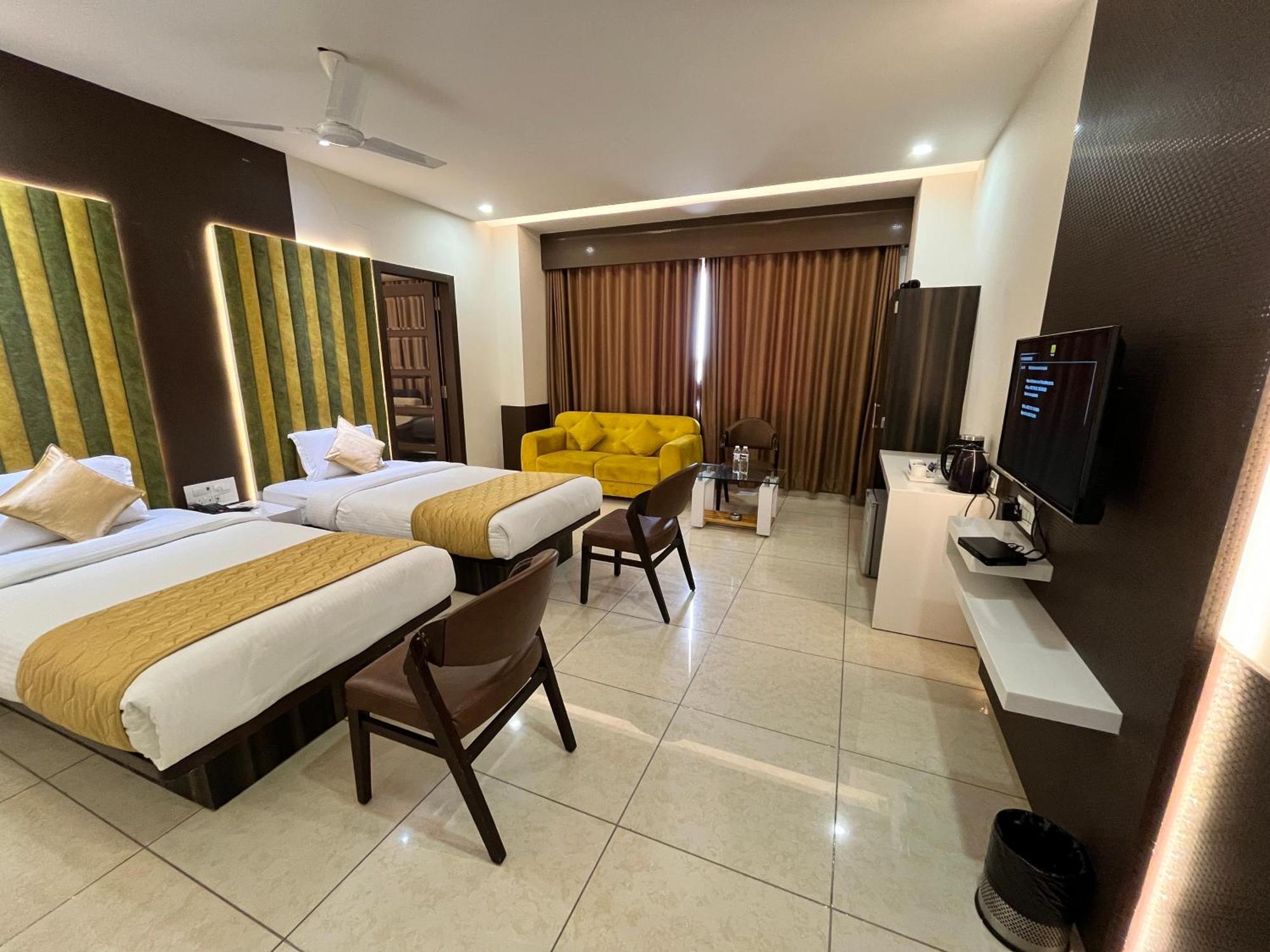 Hotel Grand Darshan فَدودارا المظهر الخارجي الصورة